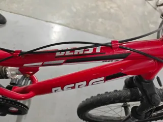 Bicicleta de montaña roja Berg