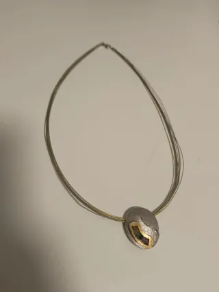 Joya artesanal multicolor y plateada