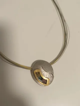 Joya artesanal multicolor y plateada