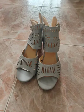 Sandalias grises con diseño troquelado