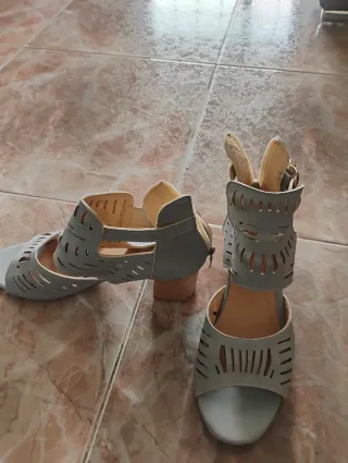 Sandalias grises con diseño troquelado