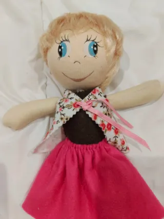 Muñeca de trapo con vestido rosa