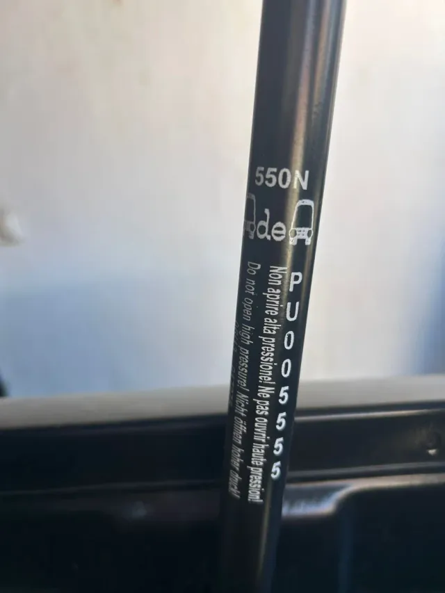 Amortiguadores Maletero 550N son de un Citroen C4