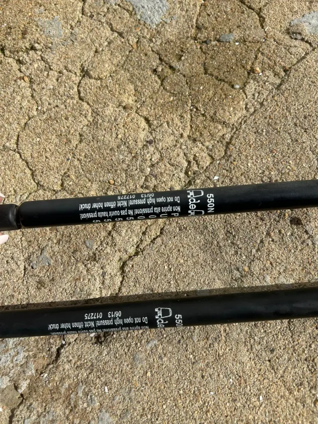 Amortiguadores Maletero 550N son de un Citroen C4