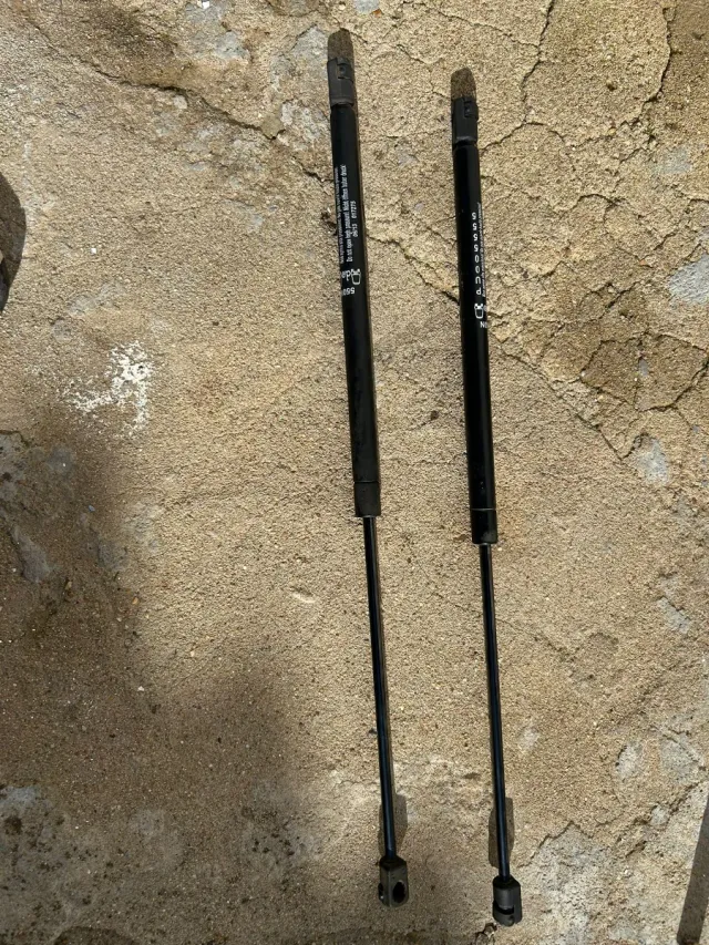 Amortiguadores Maletero 550N son de un Citroen C4