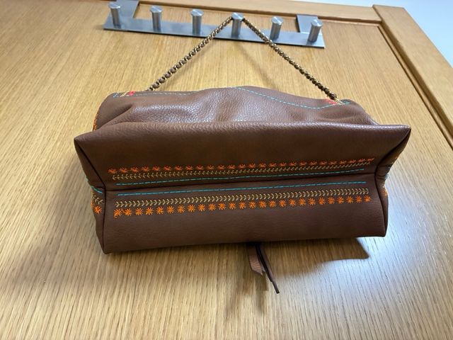 Bolso Desigual marrón cadena