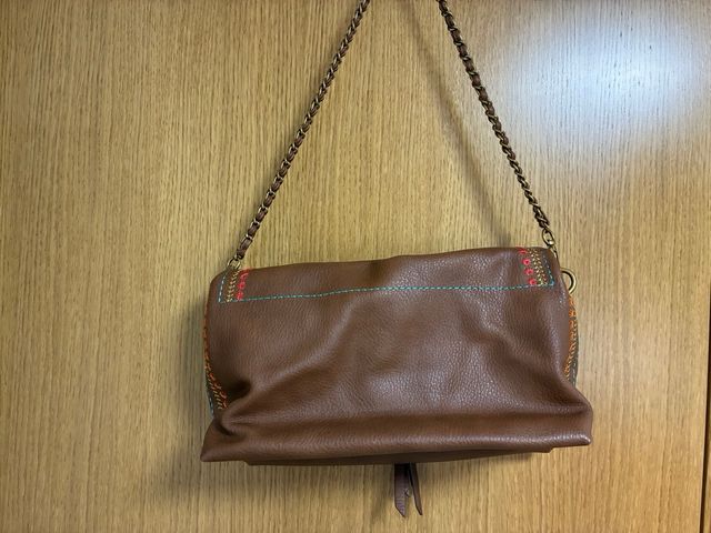 Bolso Desigual marrón cadena