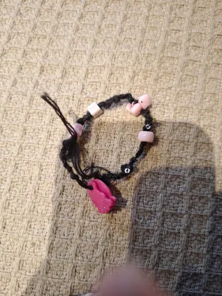 Pulsera de hilo con abalorios