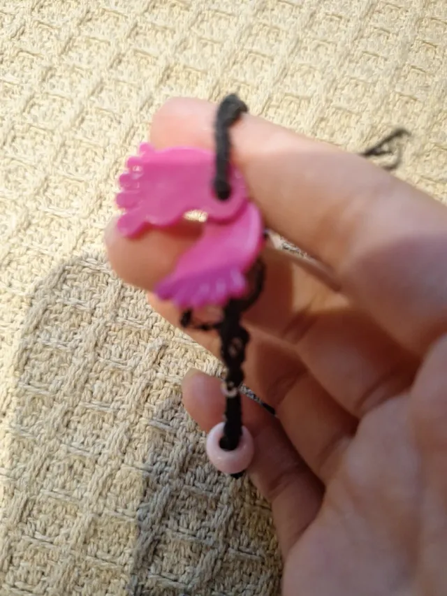 Pulsera de hilo con abalorios