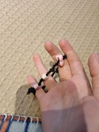 Pulsera de hilo con abalorios