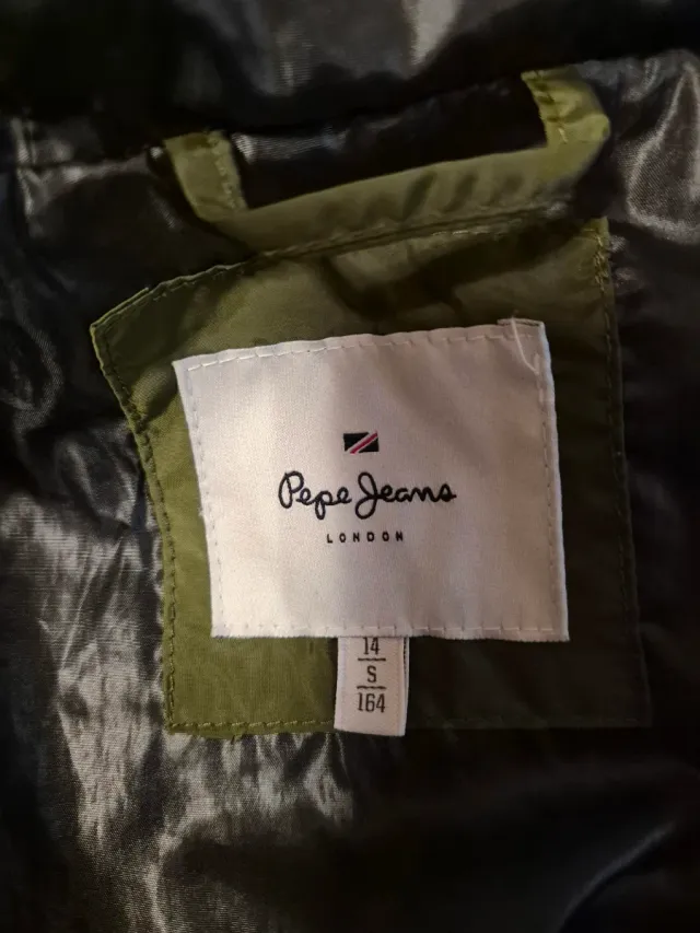 Chaqueta Pepe Jeans verde oliva talla 14 años.
