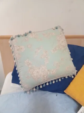 Coppia cuscini decorativi nuovi con pon pon