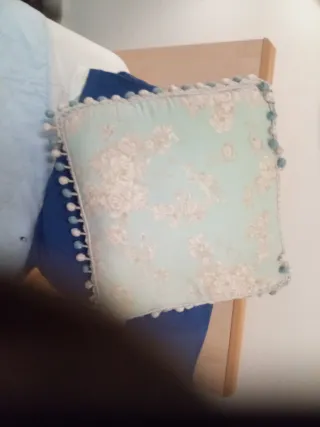 Coppia cuscini decorativi nuovi con pon pon