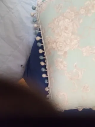 Coppia cuscini decorativi nuovi con pon pon