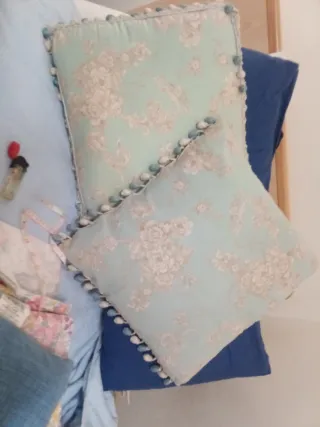 Coppia cuscini decorativi nuovi con pon pon