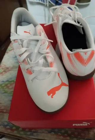 Botas de fútbol sala Puma blancas y naranjas