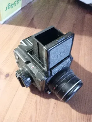 Cámara Mamiya 645 Negra y accesorios.