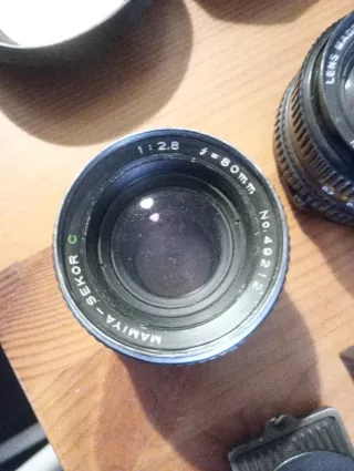 Cámara Mamiya 645 Negra y accesorios.