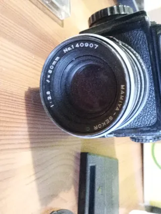 Cámara Mamiya 645 Negra y accesorios.