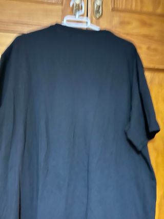 Camiseta corta negra con abertura