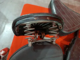 Asiento de bicicleta antiguo de cuero