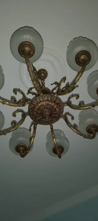 Lámpara de bronce antigua 8 brazos. Algo negociabl