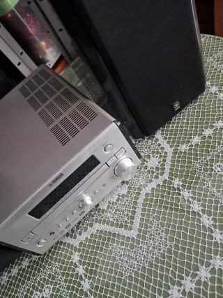 Equipo de música Yamaha plata y negro