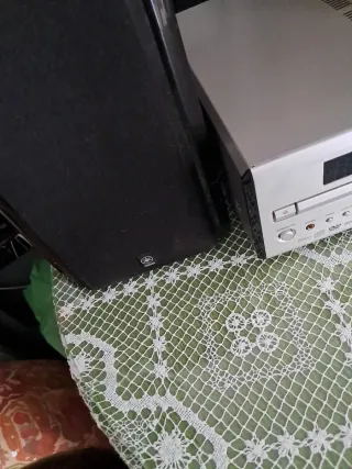 Equipo de música Yamaha plata y negro