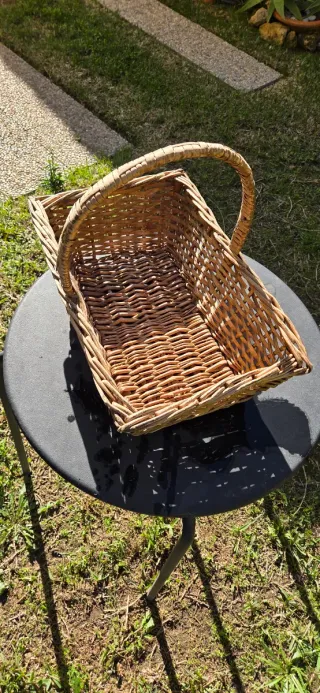Cesta de mimbre con asa