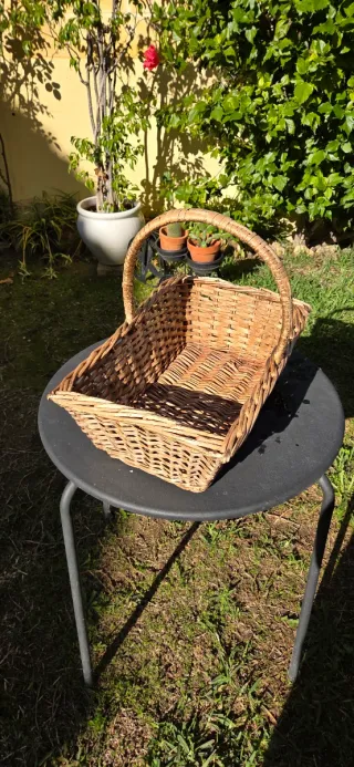 Cesta de mimbre con asa