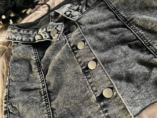 Falda vaquera corta botones gris