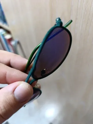 Gafas de sol azules y verdes pequeñas