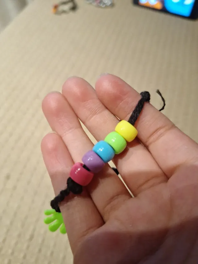 Pulsera de hilo con abalorios y figuras