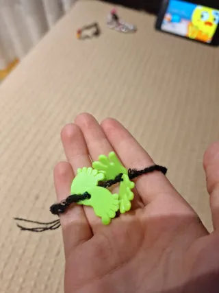 Pulsera de hilo con abalorios y figuras