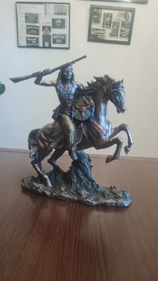 Figura Guerrero Apache a Caballo