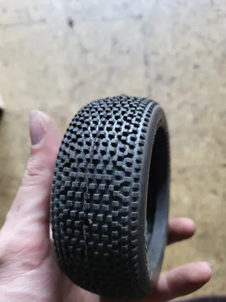 12 - Ruedas y Neumáticos AKA Impact Mugen RC 1/8