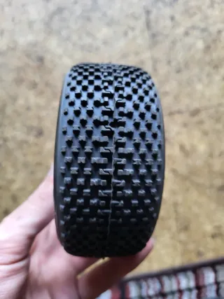 12 - Ruedas y Neumáticos AKA Impact Mugen RC 1/8