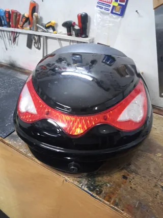 Baúl Moto 22L Negro con 2 llaves