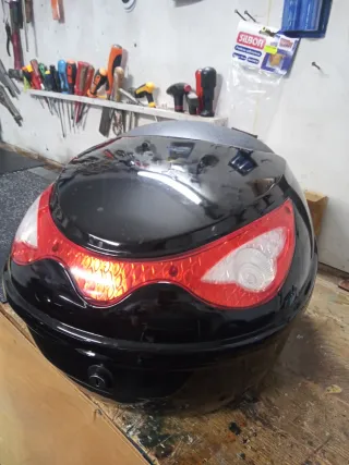 Baúl Moto 22L Negro con 2 llaves