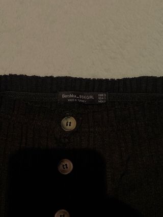 Top Bershka negro botones manga corta