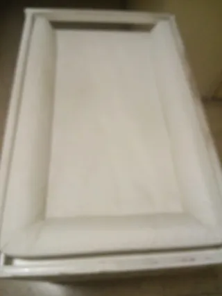 Cambiador de bebé con estantes y colchón