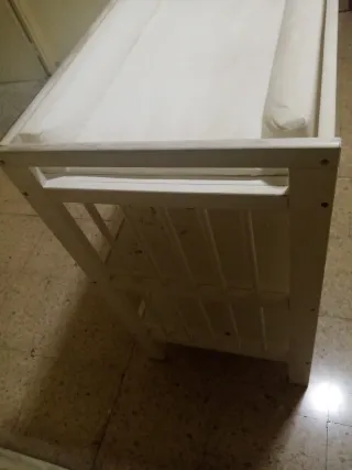 Cambiador de bebé con estantes y colchón