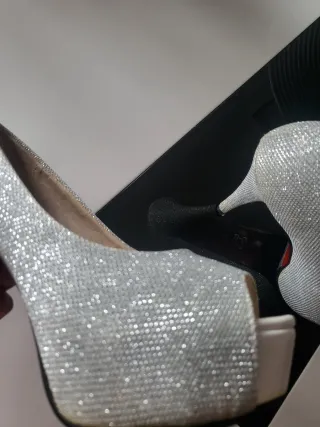 Zapatos de tacón plateados peep toe