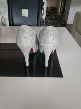 Zapatos de tacón plateados peep toe