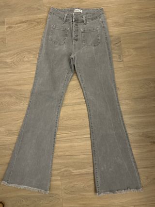 Pantalones vaqueros grises acampanados