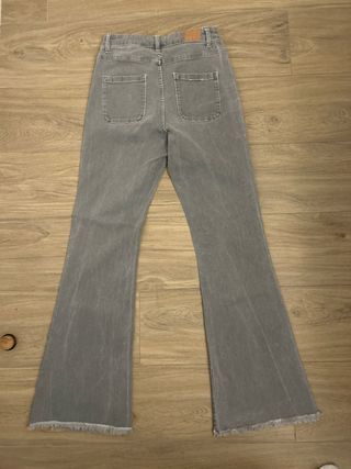 Pantalones vaqueros grises acampanados