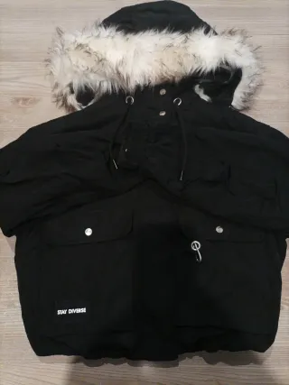 Chaqueta negra con capucha y pelo