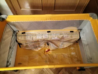 Cuna de viaje Jane con diseño de elefantes