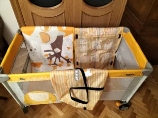 Cuna de viaje Jane con diseño de elefantes