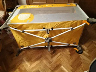 Cuna de viaje Jane con diseño de elefantes